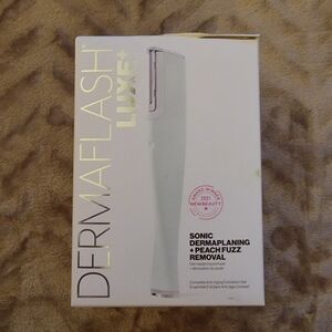 DERMAFLASH LUXE+ Sonic Dermaplaning Device